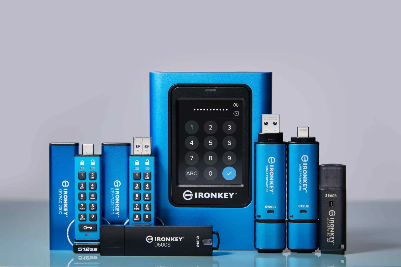 Kingston IronKeyシリーズの青と黒の暗号化USBドライブと外付けSSDが並ぶ
