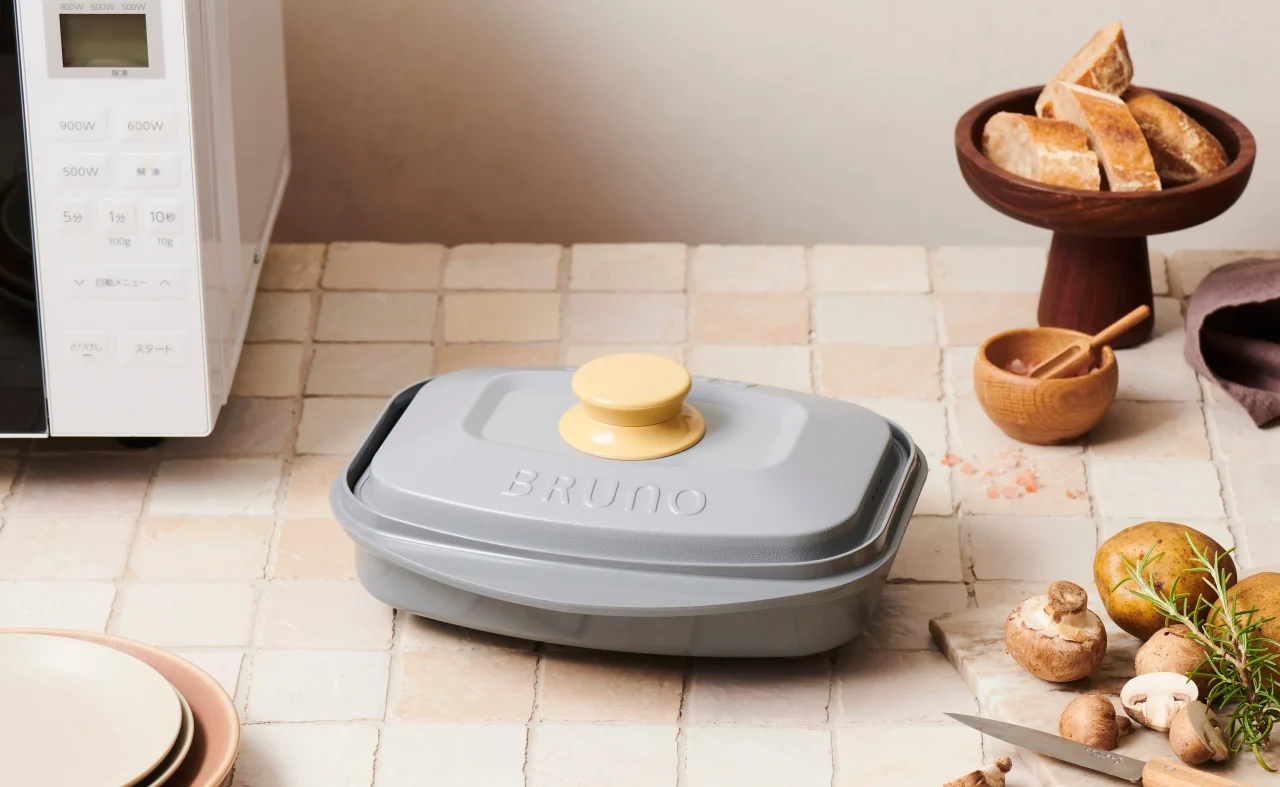 レンジメート プロ スクエア バイ ブルーノ。グレーの本体に黄色のつまみ