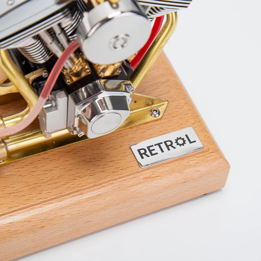 RETROL R33の木製ベースとRETROLのプレート、真鍮色フレーム部