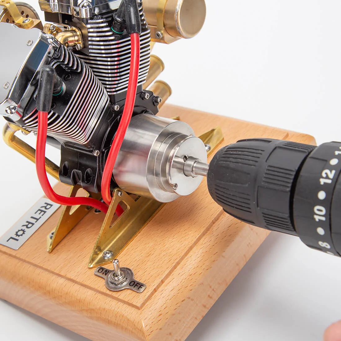 RETROL R33の始動シャフトに電動ドリルを取り付けた様子