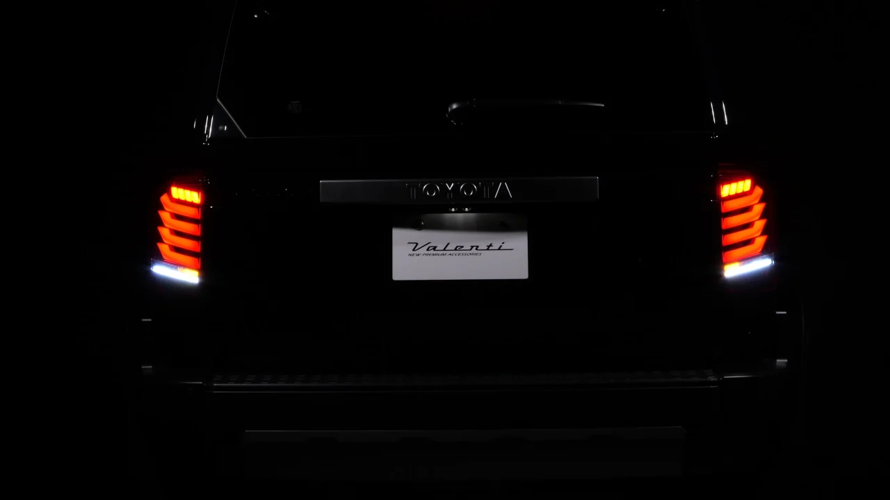暗闇で点灯するOEA機能搭載テールランプの車両後方