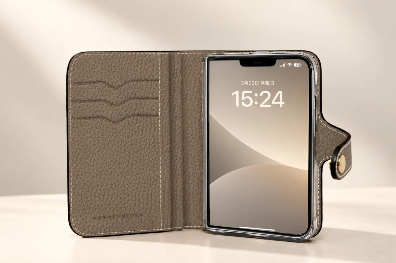 マグネット ベルテッドダイアリーケースを開き、内側のカードポケットとスマホを見せた様子