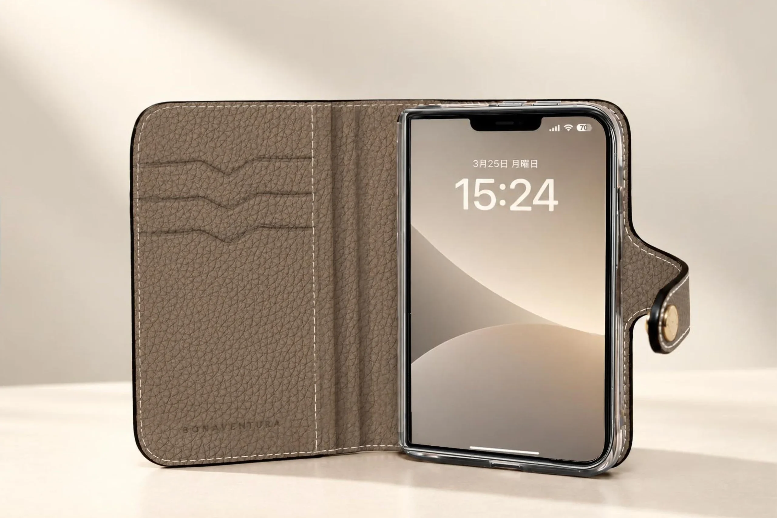 マグネット ベルテッドダイアリーケースを開き、内側のカードポケットとスマホを見せた様子