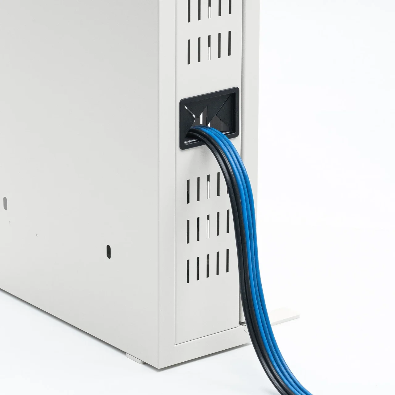 ケーブル口から青と黒のケーブルを出した19インチHUB収納キャビネットの側面