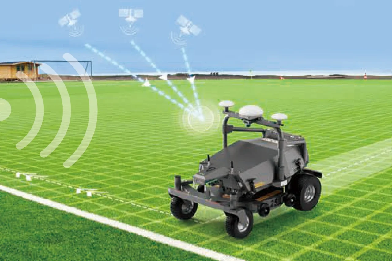 衛星測位の電波を受けて芝生のサッカー場を走行するFJDynamics社製芝刈りロボット