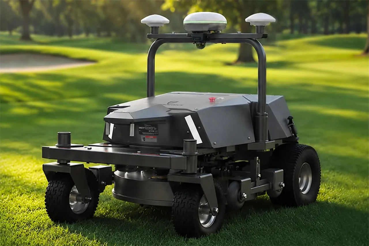 芝生の上に置かれた多機能芝刈りロボット『RM21P』の外観