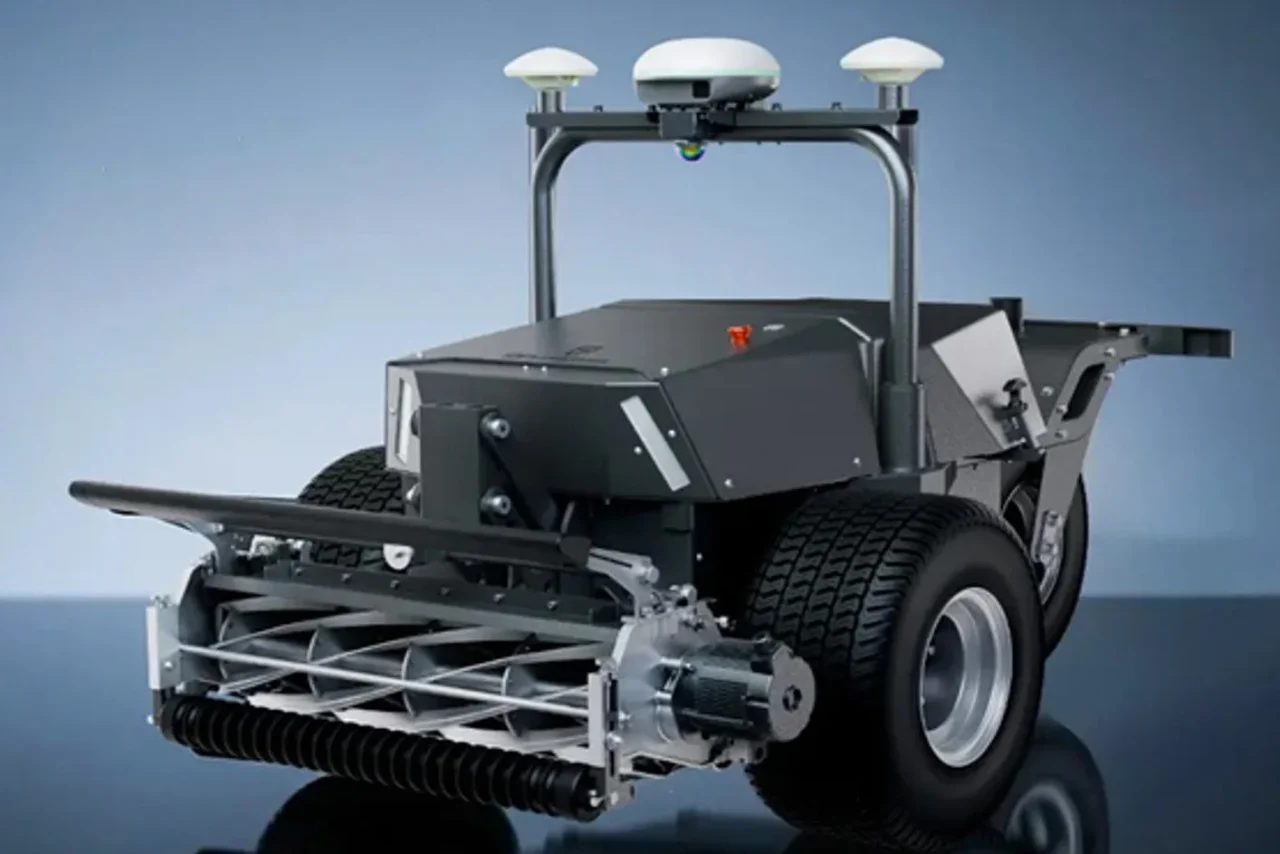 リールモア型芝刈りロボット『RCM01』の外観。前部にリール刃、上部にアンテナ