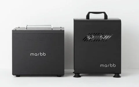 marbbのロゴが入った黒い本体2台。左は取っ手付きの箱型、右は通気口付き