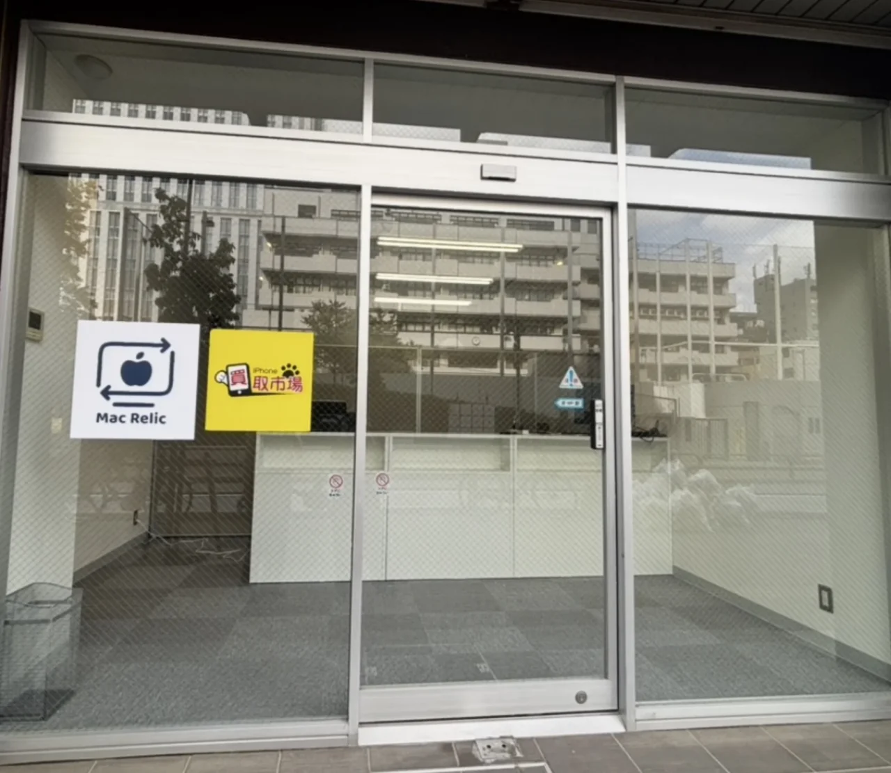 MacRelic 秋葉原店の入口。ガラス扉にMac Relicのロゴ看板を掲示