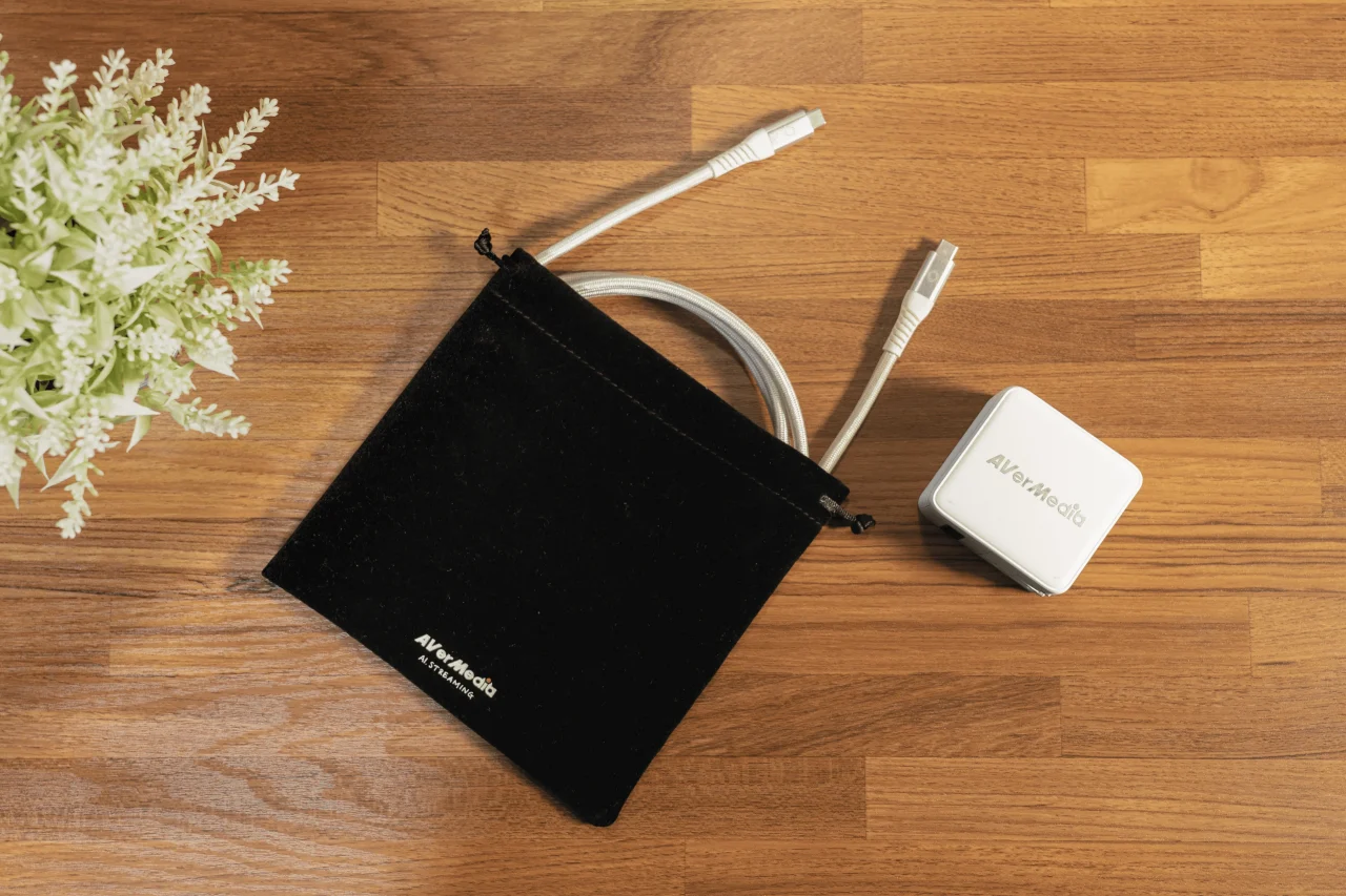 CORE GO GC313の白い本体、ケーブル、黒い収納ポーチ
