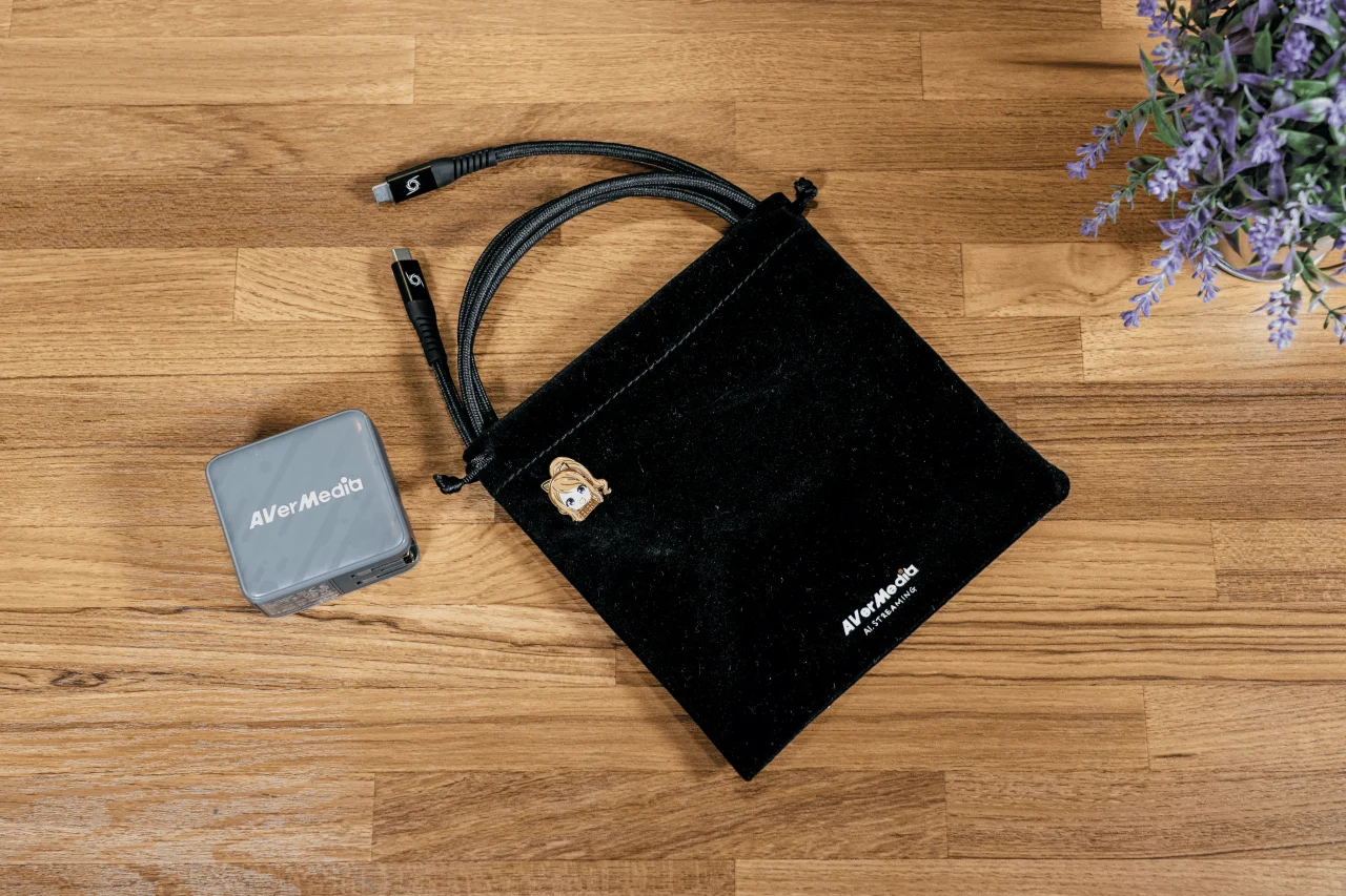 ELITE GO GC313Proと黒い収納ポーチ、ケーブルを木の机に並べた様子