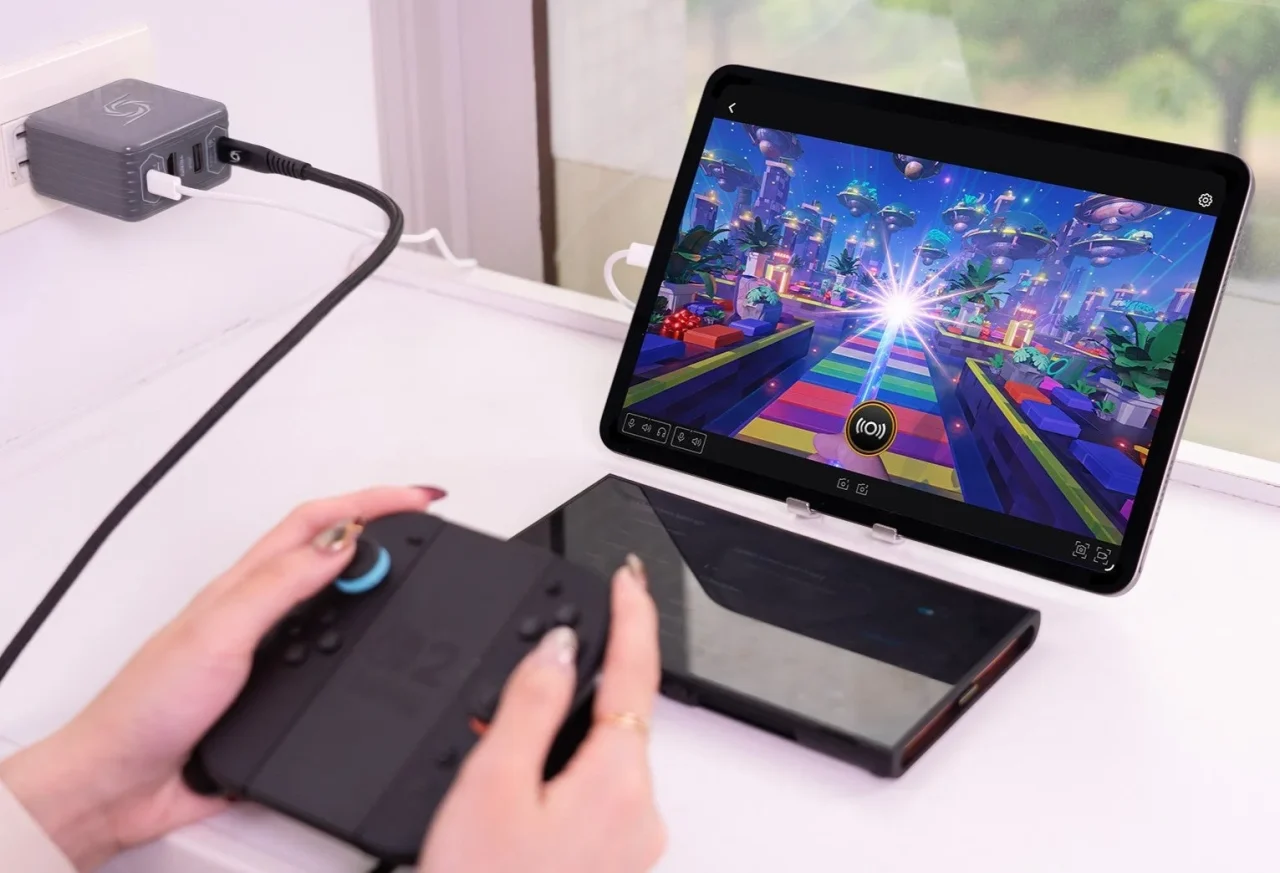 ELITE GO GC313Pro使用例。携帯型ゲーム機の映像をタブレットに表示し、充電器と接続している様子