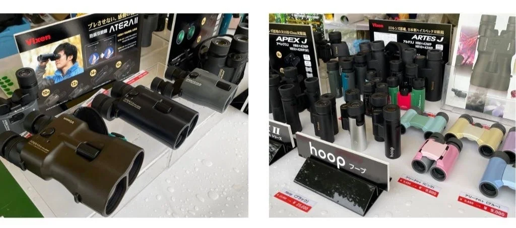ビクセンブースに並ぶ各種双眼鏡の展示。ATERAII、APEX J、ARTES J、hoopなど