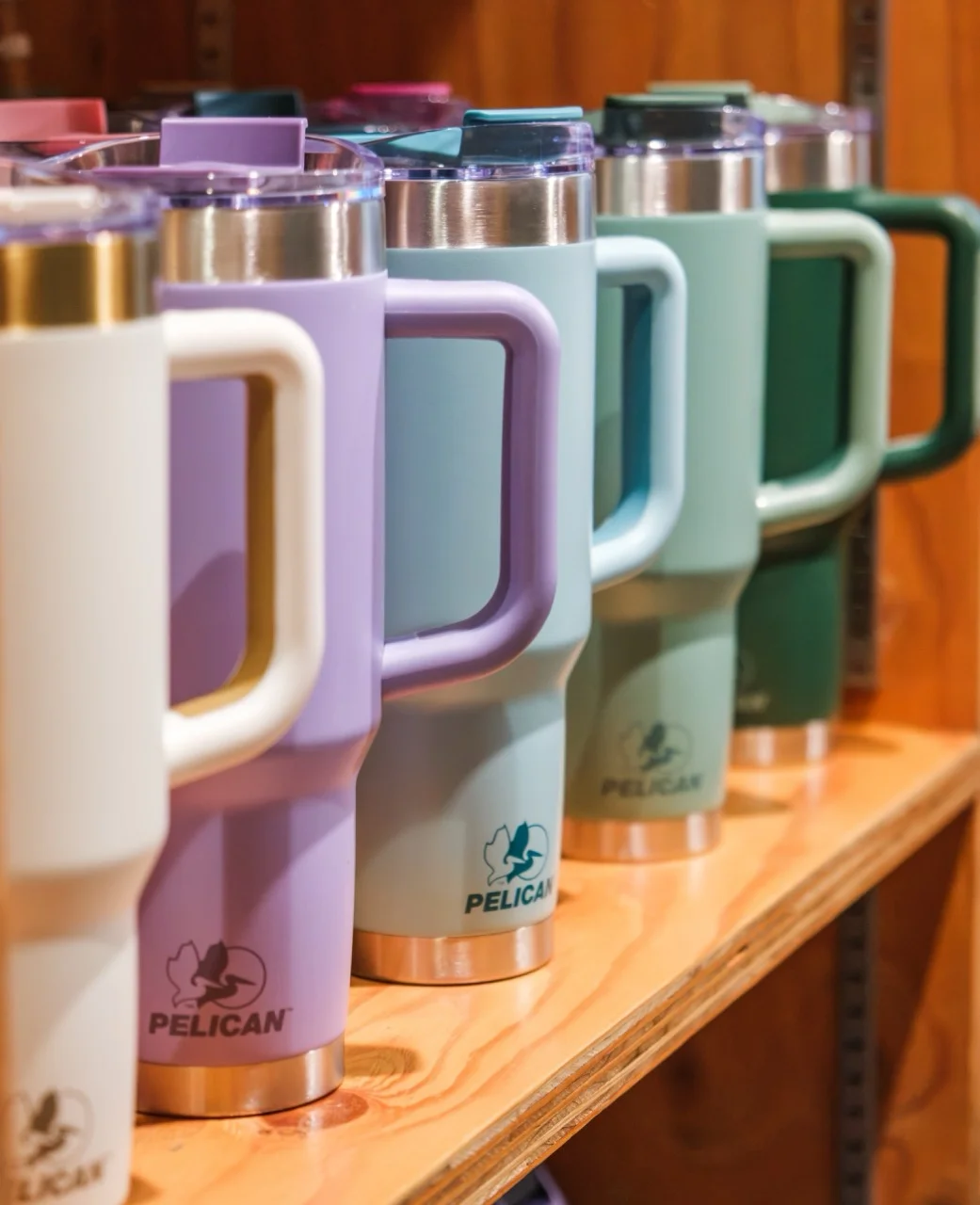 棚に並ぶPELICANのタンブラー。ハンドル付きで複数のカラー展開