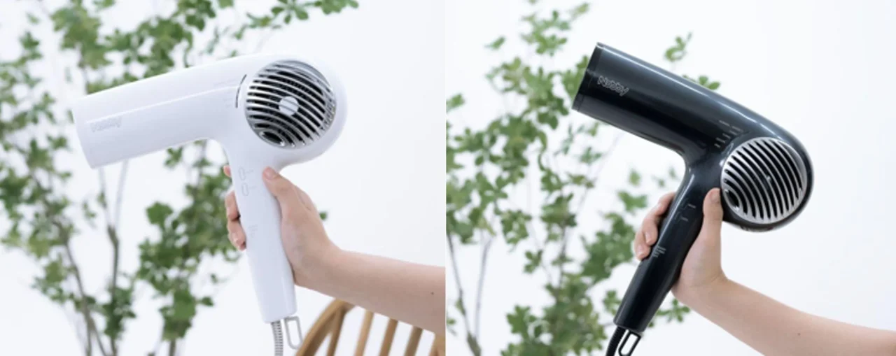 光沢のあるホワイトとブラックの2色展開のヘアドライヤー