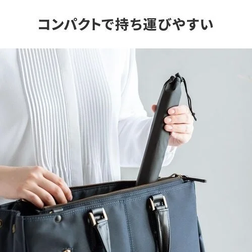 黒い専用ポーチをバッグに出し入れする白いシャツの人物
