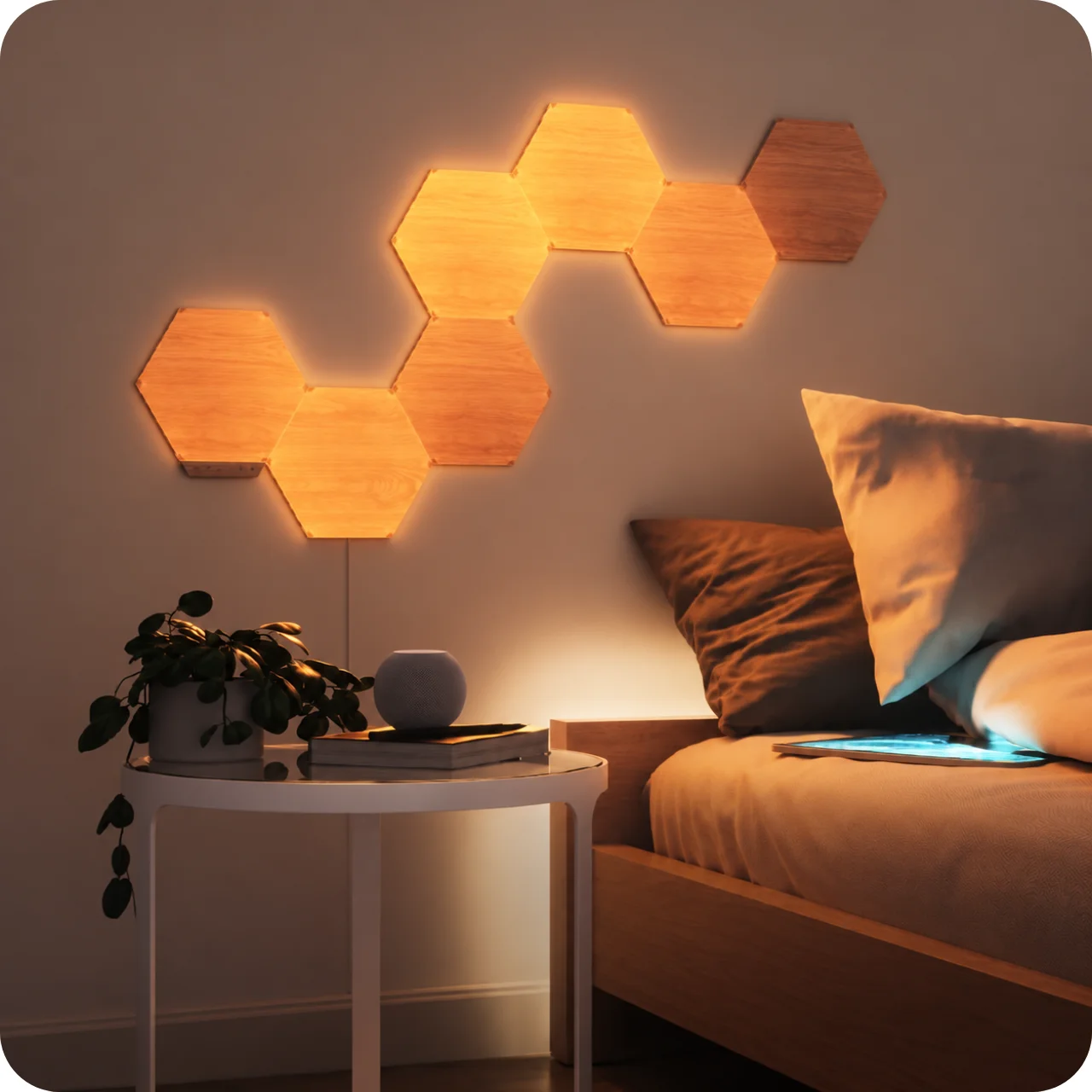 壁に設置したNanoleaf Elementsの木目調ヘキサゴンパネルが暖色に光る寝室