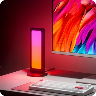 Nanoleaf ペグボードデスクドックのライトパネルが桃色に光るデスク