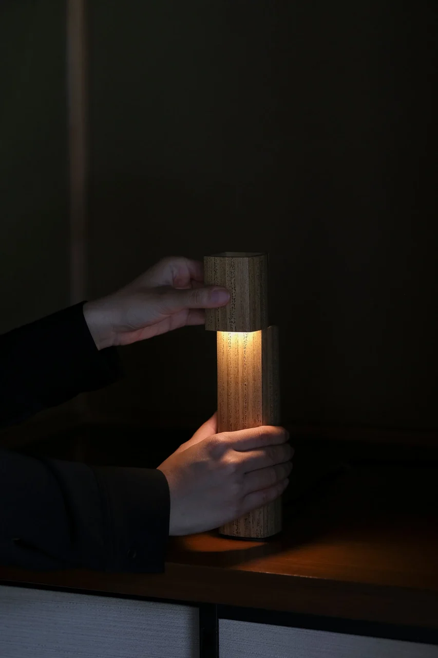 Nosou 0°のヘッド部を手でスライドさせ、光を灯す竹の照明