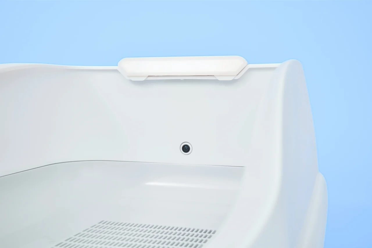トレッタのLEDライト部とカメラが見える白い猫用スマートトイレの上部