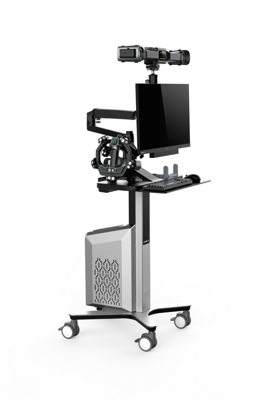 FreeScan Trak Nova+のモバイルワークステーション構成。カート上にモニターとトラッカー