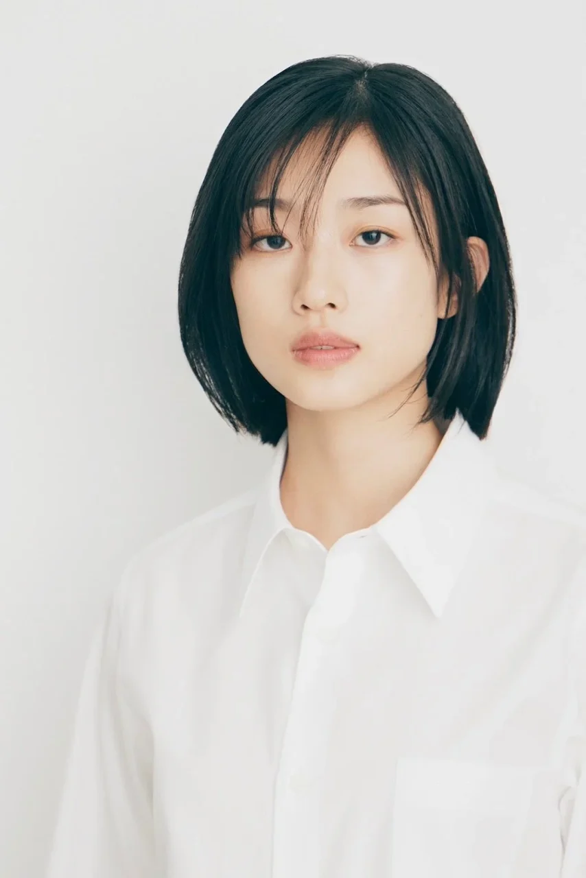 河合優実さんのプロフィール用ポートレート。白いシャツ姿の黒髪ボブの人物