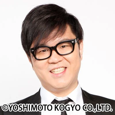 長谷川忍さんのプロフィール写真。黒縁メガネにスーツ姿で笑顔