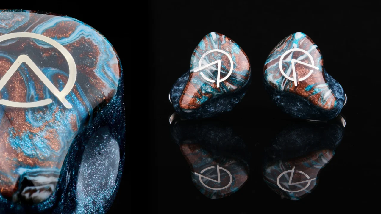 流砂デザインのフェイスプレートを持つ青と茶の渦模様のカスタムIEM