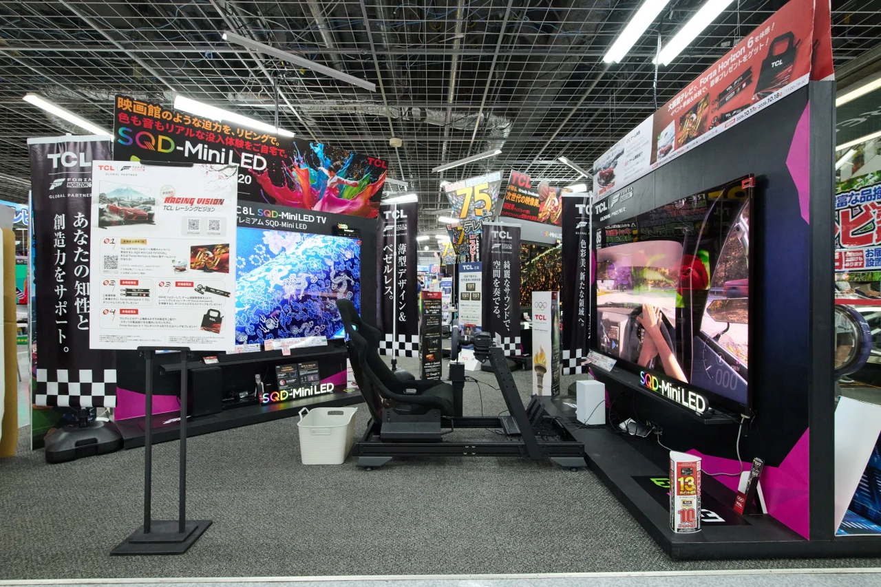 TCLレーシングビジョンの特別ブース。SQD-Mini LEDテレビとレーシングシミュレーター
