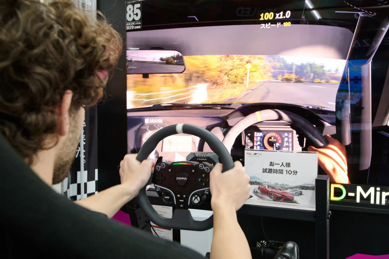 レーシングシミュレーターでForza Horizon 6を試遊する来場者