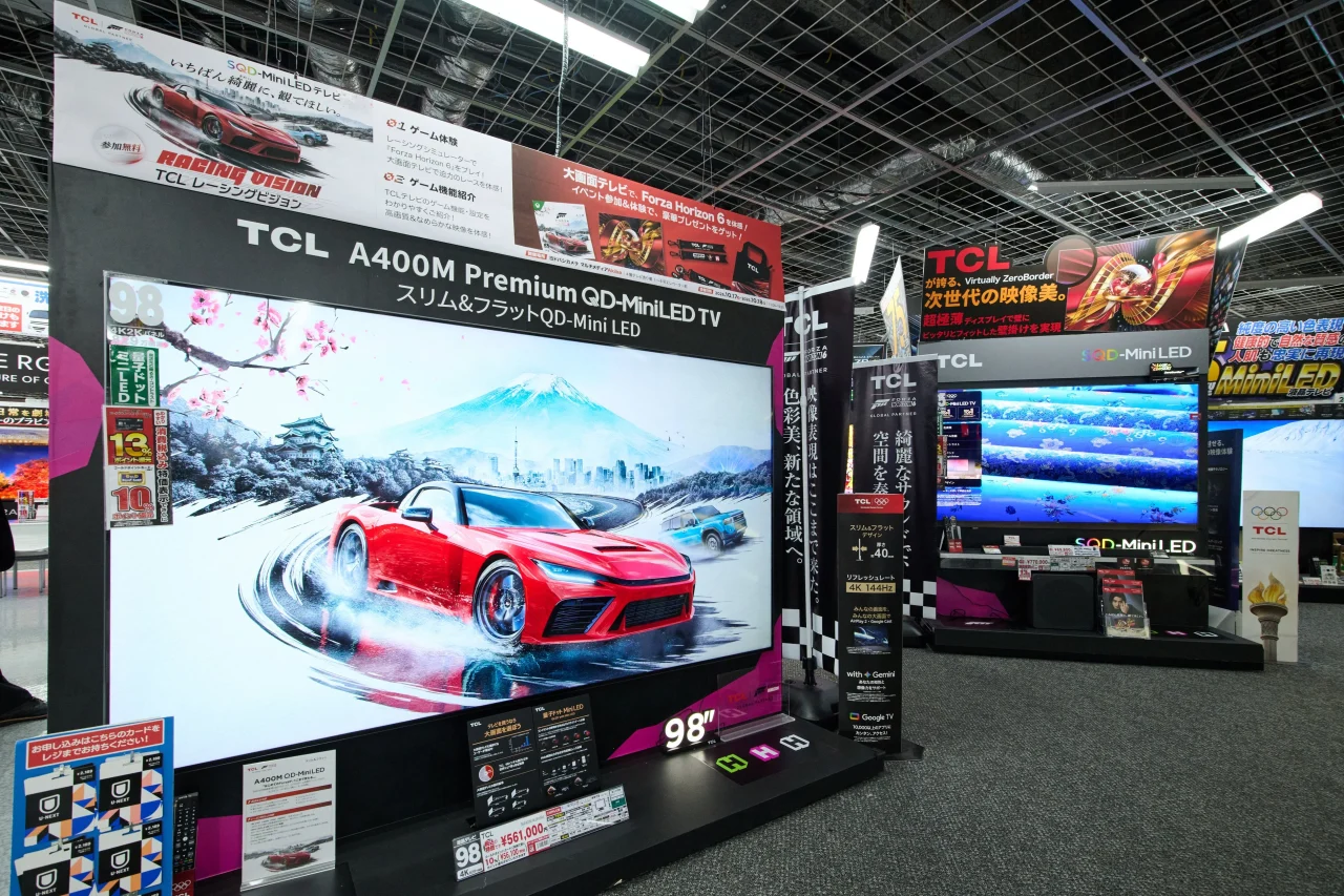 店頭に展示されたTCL A400M Premium QD-MiniLED TV。赤いスポーツカーを表示