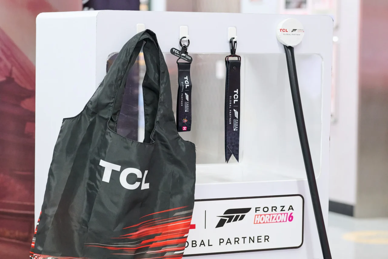 TCLロゴ入りオリジナル折りたたみバッグとForza Horizon 6 × TCLのストラップ