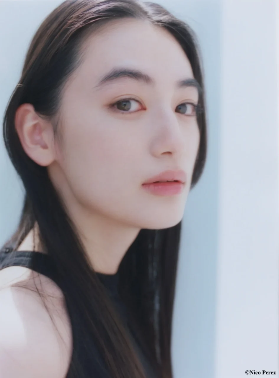 俳優 八木莉可子のポートレート。長い黒髪で横向きに顔を向けている