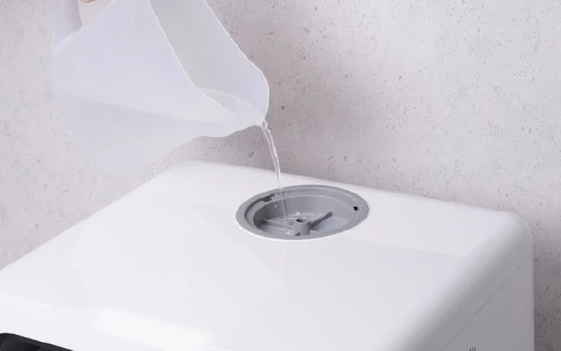 ラクア Plusの本体上部の給水口に水を注ぐ様子