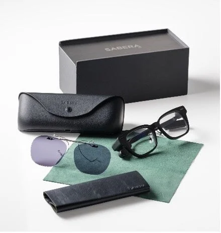 SABERAの黒い箱、ケース、クリップオン式サングラス、クロスと黒縁眼鏡