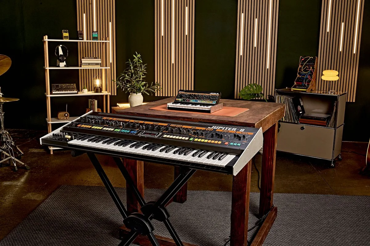 オリジナル機「JUPITER-8」(手前)と『JUPITER-08』を並べたスタジオ風景