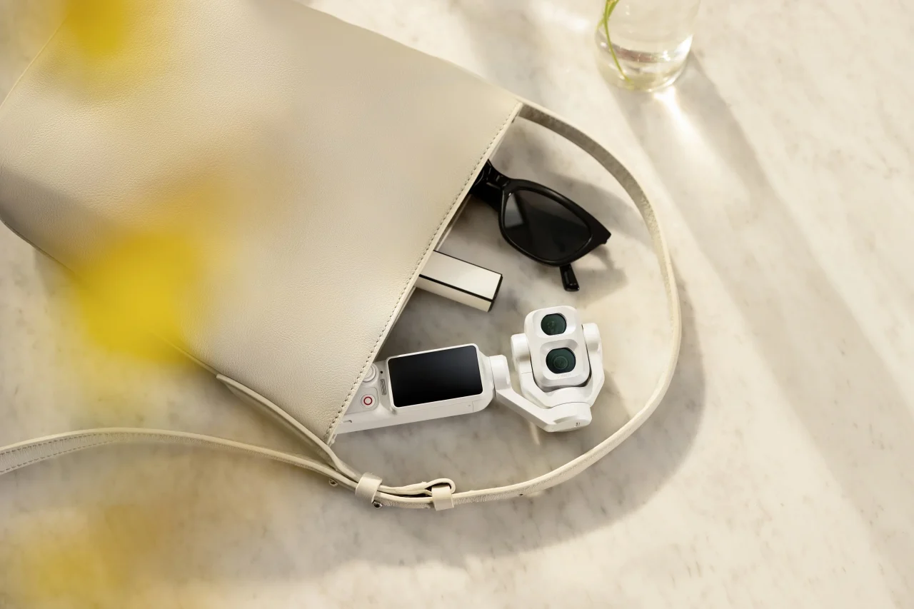 バッグ内に置かれたOsmo Pocket 4P パールホワイトとサングラス