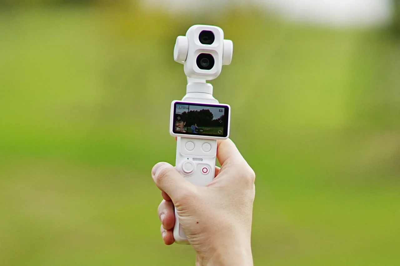 白いDJI Osmo Pocket 4Pを手に持つ様子