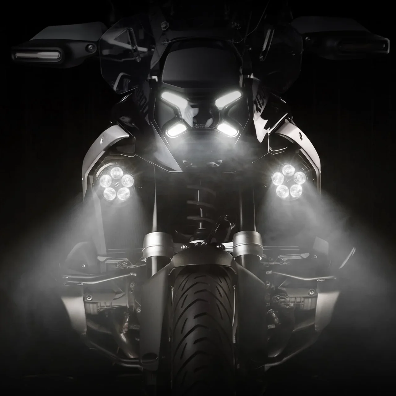 Q5 Proバイク用LED補助灯を点灯したバイクの正面