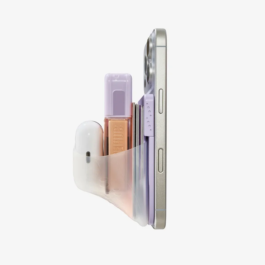 iPhone背面に付けたMagSafe Flex Pouchにカードやリップ、AirPodsを収納した側面