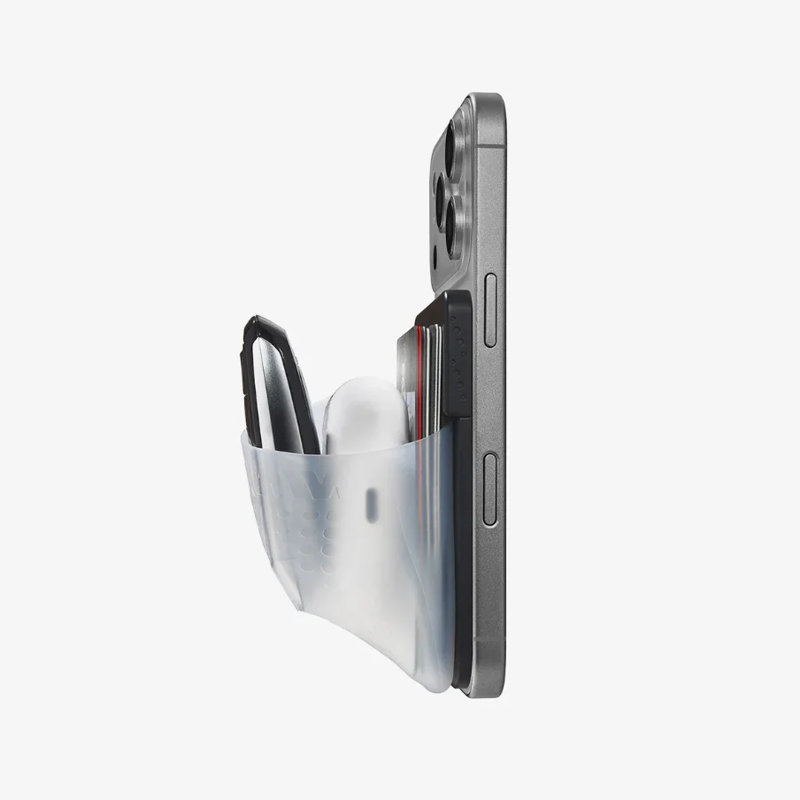 iPhone背面に付けたMagSafe Flex Pouchの側面。クリアなポケットが広がる