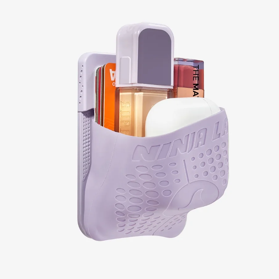 カードやコスメ、AirPodsを収納したラベンダー色のMagSafe Flex Pouch