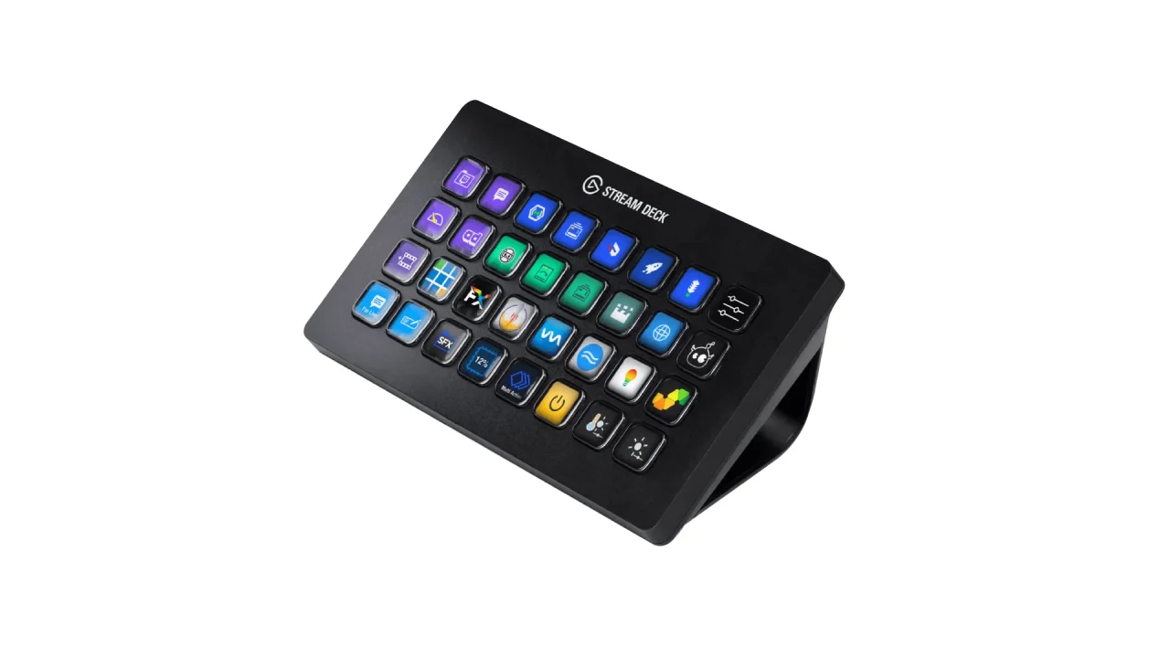 Elgato Stream Deck XL。カラーのLCDキーが並ぶ黒いコントローラー