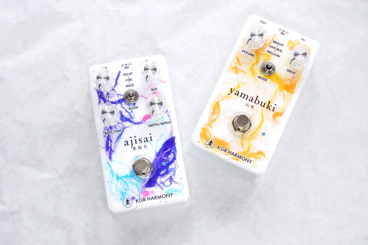 nagomiシリーズの「ajisai」と「yamabuki」2台が並ぶ和紙柄エフェクター