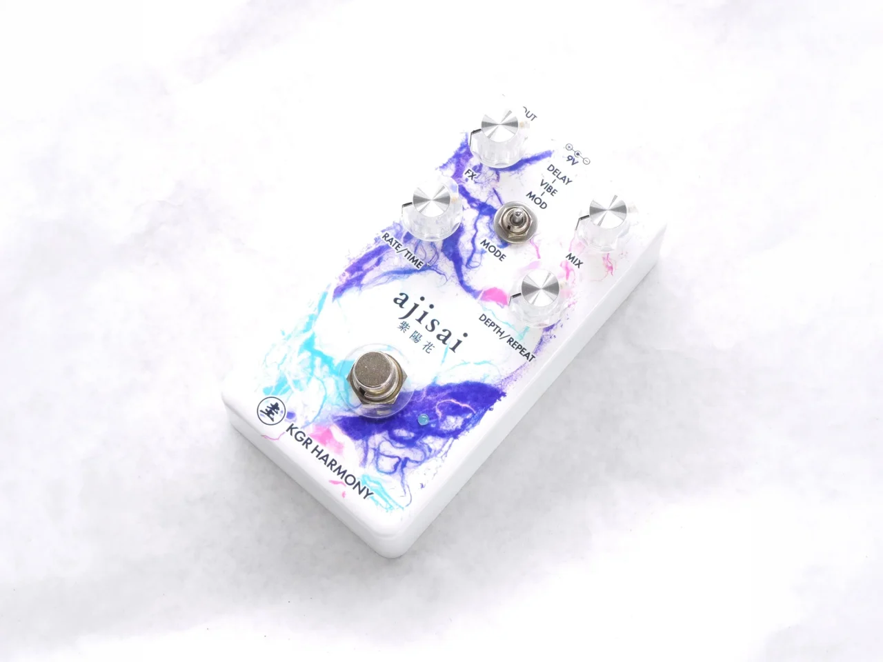 nagomiシリーズ「ajisai」の白地に青紫の模様が入ったエフェクター