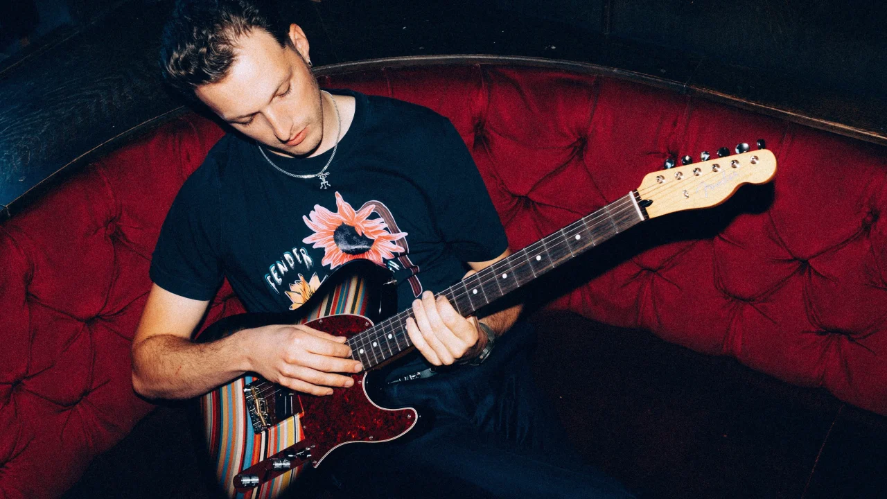 Made in Japan Paul Smith Telecaster®を弾く男性。ストライプのボディ