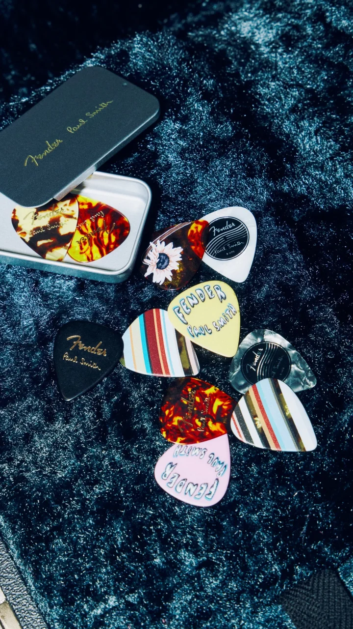 スチール缶とFender・Paul Smithのヘビーゲージ・ピックのセット