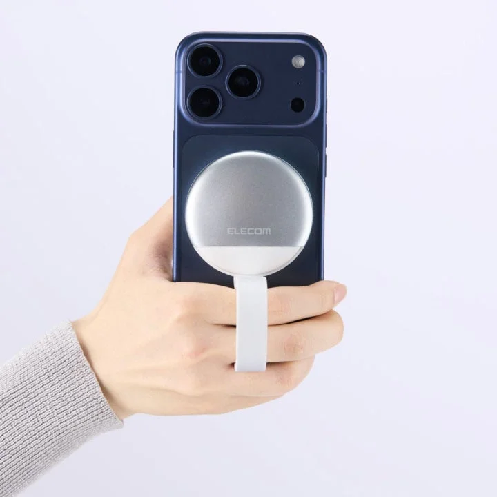 MAGKEEPシリーズのカードリーダーをスマホ背面に付け、手で持つ様子