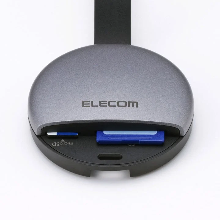 回転式カバーを開きSDとmicroSDのスロットにカードを挿したELECOMのカードリーダー
