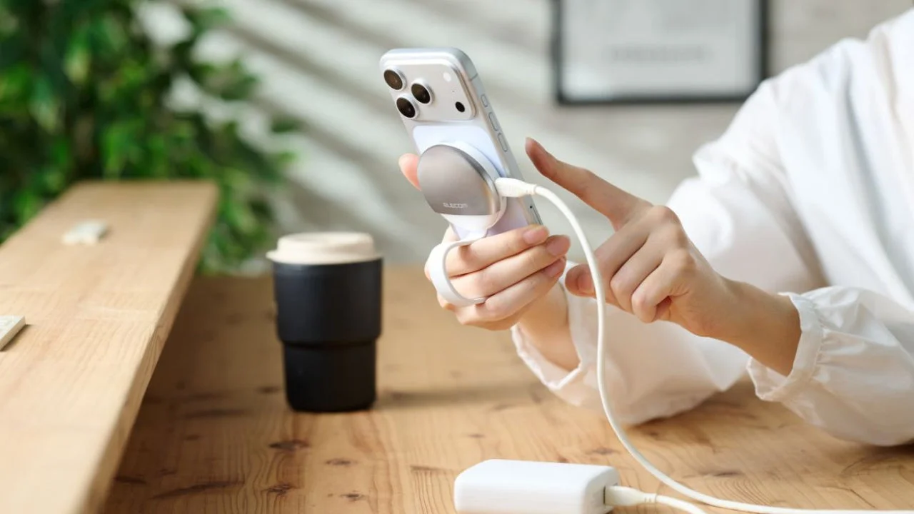 スマートフォン背面にマグネットで装着し、充電ケーブルを接続して操作する様子
